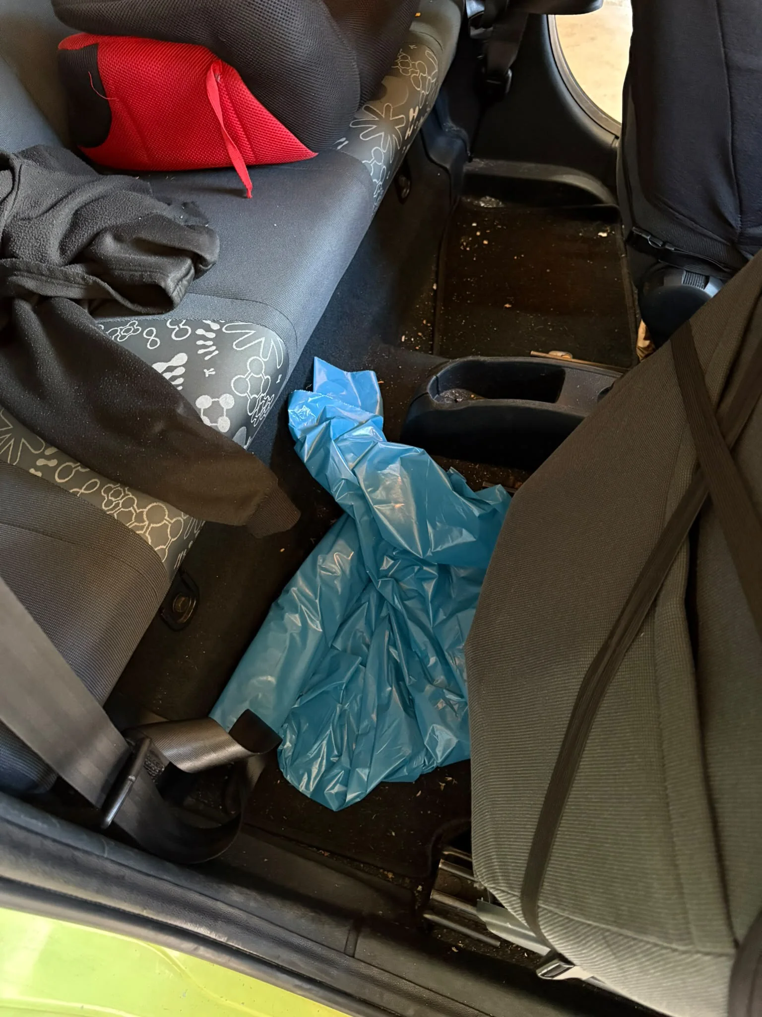 Fahrzeuginnenraum vor der Reinigung