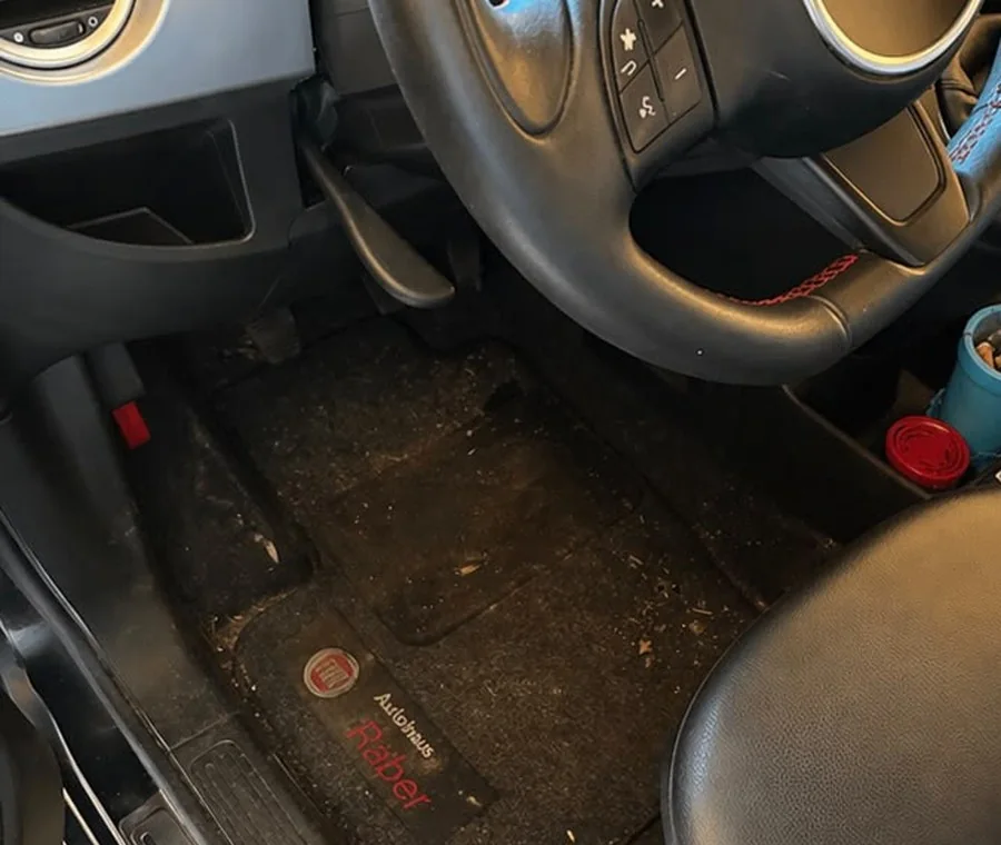 Fahrerbereich vor der Innenraumaufbereitung